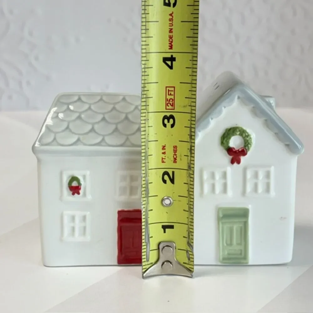 Christmas House Salt Pepper Shakers Ceramic Wreath Red Green Doors Set of 2